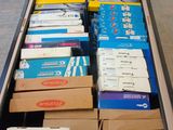 de nombreuses boîtes de courrier posées dans un tiroir posé à même le sol