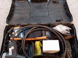 une caisse à outils avec des outils sur le sol
