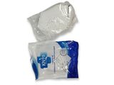 deux paquets de lingettes jetables posés sur une surface blanche