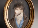 portrait d'un homme vêtu d'un manteau marron et d'une écharpe bleue