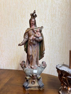 ITALIE, importante vierge en terre cuite polychrome. On y joint un soc