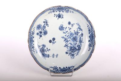 une assiette bleue et blanche ornée d'un motif floral