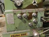 une machine qui se trouve dans un garage