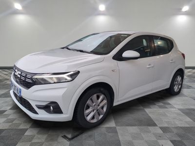 la voiture blanche est garée sur le sol à carreaux d'une pièce