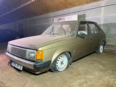 une voiture sale garée dans un garage