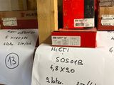 beaucoup de cartons et de colis sur les étagères