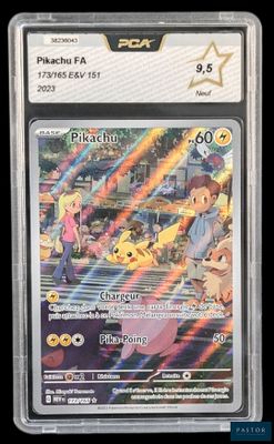 gros plan d'une carte pokemon dans un étui en plastique