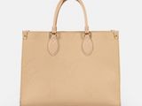 un sac à main beige posé sur une surface blanche