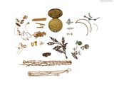 beaucoup de bijoux posés sur la table
