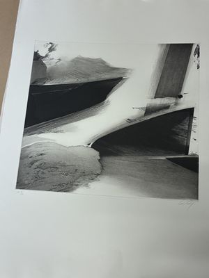 une photo en noir et blanc d'un bateau dans l'eau