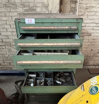 tout un tas d'outils posés sur un chariot