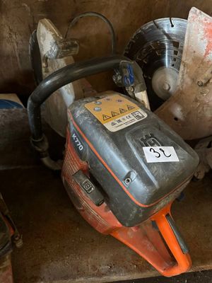 une tronçonneuse posée sur un tas d'outils
