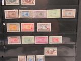 un classeur noir recouvert de nombreux timbres