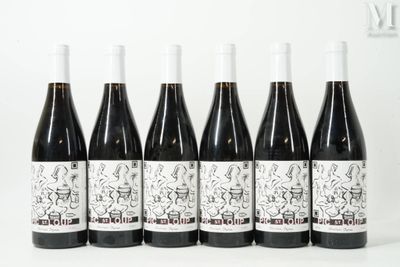 six bouteilles de vin sont alignées sur une surface blanche