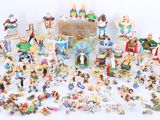 un grand nombre de figurines posées sur une table