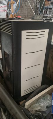 un micro-ondes noir et blanc posé sur une table