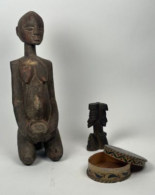 trois œuvres d'art sont exposées sur un fond blanc