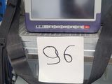 un sac posé sur une étagère