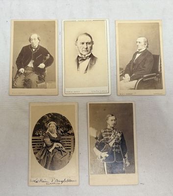 quatre vieilles photographies en noir et blanc représentant des hommes et des femmes assis sur un banc