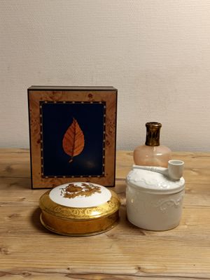 une photo montrant un flacon de parfum et une boîte de savon posés sur une table