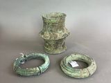 trois pièces de poterie verte posées sur une table