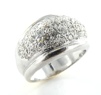 gros plan d'une bague en diamant sur une surface blanche