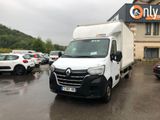 la photo d'une camionnette blanche garée devant un bâtiment