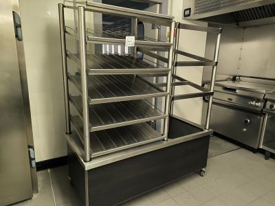 une cuisine professionnelle équipée d'appareils électroménagers en acier inoxydable et d'un réfrigérateur