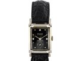 une photo d'une montre noire et argentée dont le cadran est orné de diamants