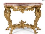 une table console ornementale sculptée avec un plateau en marbre