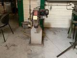 une machine qui se trouve dans un garage, à côté d'une chaise