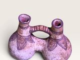 deux vases violets posés sur une table