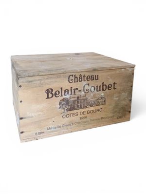 une boîte en bois sur laquelle est apposée une étiquette portant l'inscription « Château Belfi - Goudet »