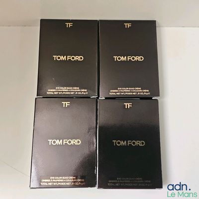 trois boîtes de parfum Tom Ford posées sur une table