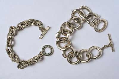 AGATHA Paris : Lot en métal argenté comprenant deux bracelet…