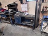 une photo d'un garage où l'on voit de nombreux outils