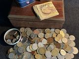 une boîte de pièces posée sur une table à côté d'une autre boîte de pièces