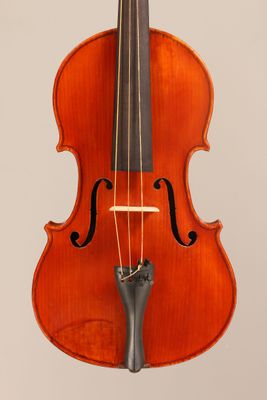 gros plan d'un violon sur fond blanc