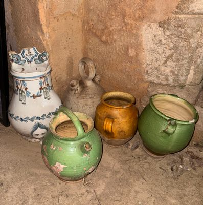 trois vases posés par terre les uns à côté des autres