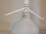 une lampe blanche posée sur une table