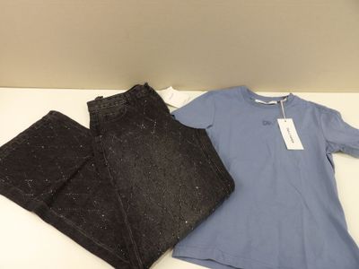 deux paires de jeans et un t-shirt posés sur une table