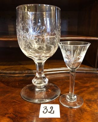 deux verres à vin posés l'un à côté de l'autre sur une table