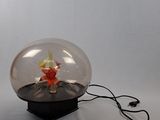 une boule de verre contenant un poisson, posée sur une table