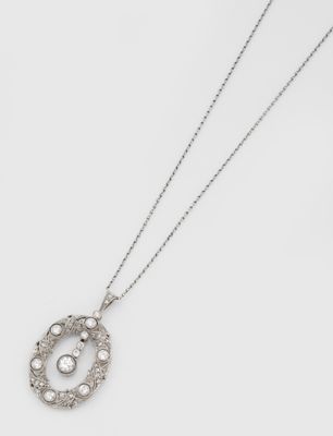 gros plan d'un collier sur une surface blanche
