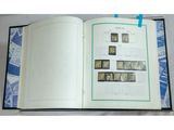 un livre ouvert avec des timbres, posé sur une table