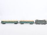 trois petits trains assis l'un à côté de l'autre sur une surface blanche