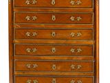 une commode ancienne en bois ornée de sculptures raffinées