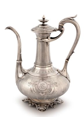 une théière ancienne en argent avec une anse, sur fond blanc