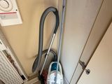 un aspirateur qui se trouve dans le coin d'une pièce