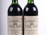 deux bouteilles de vin rouge posées l'une à côté de l'autre sur une table
